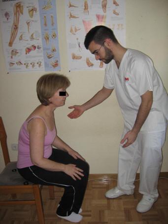 Paciente aplicando terapia de estimulación eléctrica en el brazo