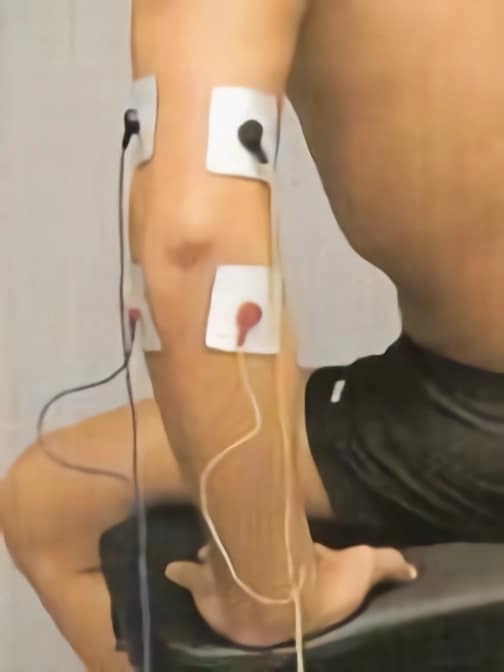 Colocación electrodos TENS para dolor de hombros  Electroestimulación TENS  para terapia del dolor 